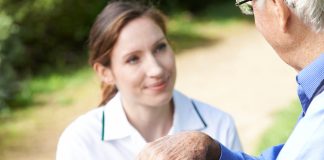 Seniorenbetreuung im eigenen Zuhause Seniorenbetreuung: Wie schön es doch ist, zuhause alt zu werden. Quelle: Shutterstock.com