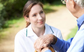 Seniorenbetreuung im eigenen Zuhause Seniorenbetreuung: Wie schön es doch ist, zuhause alt zu werden. Quelle: Shutterstock.com