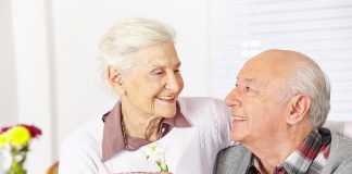 Demenz: Welche Formen und Behandlungen gibt es? Demenz: Enge Bindung und soziale Kontakte helfen dem Betroffenen. Quelle: Shutterstock.com