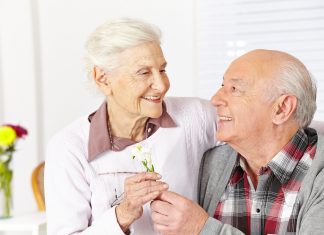 Demenz: Welche Formen und Behandlungen gibt es? Demenz: Enge Bindung und soziale Kontakte helfen dem Betroffenen. Quelle: Shutterstock.com