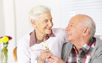 Demenz: Welche Formen und Behandlungen gibt es? Demenz: Enge Bindung und soziale Kontakte helfen dem Betroffenen. Quelle: Shutterstock.com