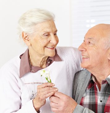 Demenz: Welche Formen und Behandlungen gibt es? Demenz: Enge Bindung und soziale Kontakte helfen dem Betroffenen. Quelle: Shutterstock.com