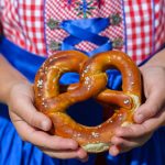 Dirndl für die Damen – ein Fashion-Klassiker zum Oktoberfest. Quelle: Shutterstock.com