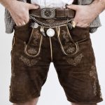 Zum Oktoberfest trägt der Herr Lederhosen. Quelle: Shutterstock.com