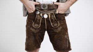 Zum Oktoberfest trägt der Herr Lederhosen.