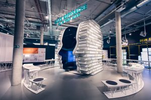 Ein riesiger menschlicher Kopf steht im Zentrum der interaktiven Ausstellung EY ALTER. Quelle: ©Daimler AG/Universum Bremen ®