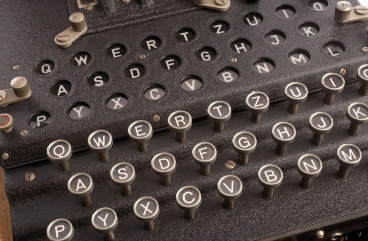 Das große Geheimnis der Chiffriermaschine Enigma Die Enigma - brisante Nachrichten rätselhaft verschlüsselt. Quelle: Shutterstock.com