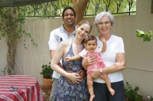 Granny Elke ist über die Vermittlungsagentur Granny Aupair nach Indien gegangen und hat dort eine Familie mit ihrer kleinen Tochter unterstützt. Bildquelle: Granny Aupair