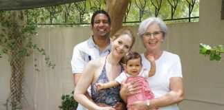 “Jetzt oder nie …” – Ab in die Welt mit Granny Aupair Granny Elke ist über die Vermittlungsagentur Granny Aupair nach Indien gegangen und hat dort eine Familie mit ihrer kleinen Tochter unterstützt. Bildquelle: Granny Aupair