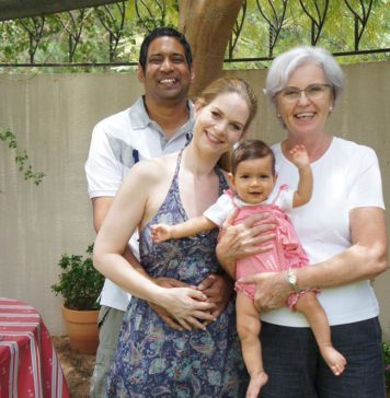 “Jetzt oder nie …” – Ab in die Welt mit Granny Aupair Granny Elke ist über die Vermittlungsagentur Granny Aupair nach Indien gegangen und hat dort eine Familie mit ihrer kleinen Tochter unterstützt. Bildquelle: Granny Aupair