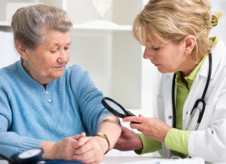 Hautkrebs im Alter: Ist Vorsorge nach wie vor wichtig? Es macht absolut Sinn einen Hautarzt oder zumindest Apotheker mit zu Rate zu ziehen. Bildquelle: © Shutterstock.com