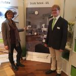 Sabine von Waasen und Guido Kroll von der SieH GmbH führen technische Assistenzsysteme vor. Quelle: SieH GmbH