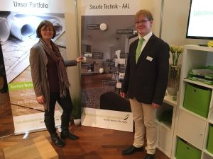 Sabine von Waasen und Guido Kroll von der SieH GmbH führen technische Assistenzsysteme vor. Quelle: SieH GmbH