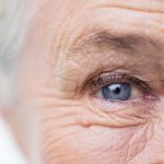 Einen schönen Menschen entstellt nichts -also auch nicht das Alter! Dennoch sollten wir unsere Haut auch im Alter gut versorgen. Bildquelle: shutterstock.com