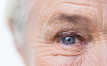 Pflege für reife Haut Einen schönen Menschen entstellt nichts -also auch nicht das Alter! Dennoch sollten wir unsere Haut auch im Alter gut versorgen. Bildquelle: shutterstock.com