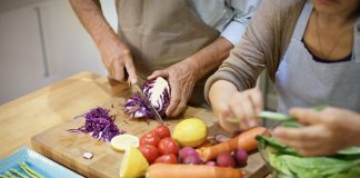Neues Jahr: So bringen Sie sich wieder in Form! Frisches Obst und gemüse unterstützen bei Darmträgheit und wirken sich positiv auf die Verdauung aus. Bildquelle: © Shutterstock.com