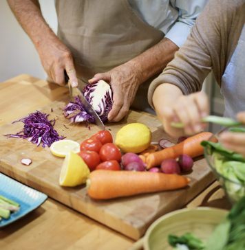 Neues Jahr: So bringen Sie sich wieder in Form! Frisches Obst und gemüse unterstützen bei Darmträgheit und wirken sich positiv auf die Verdauung aus. Bildquelle: © Shutterstock.com