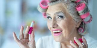 Der schmale Grat zwischen Jugendlichkeit und Lächerlichkeit Der Wunsch jugendlich zu wirken, lässt viele oft alt aussehen.