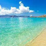 Auf den Kykladen findet man türkises Wasser und zauberhafte Strändkulissen, wie hier am Naxos Paradise Beach. – Shutterstock.com