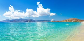 Urlaub auf den Kykladen: Inselhopping der besonderen Art Auf den Kykladen findet man türkises Wasser und zauberhafte Strändkulissen, wie hier am Naxos Paradise Beach. - Shutterstock.com