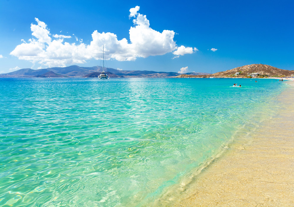 Auf den Kykladen findet man türkises Wasser und zauberhafte Strändkulissen, wie hier am Naxos Paradise Beach. - Shutterstock.com