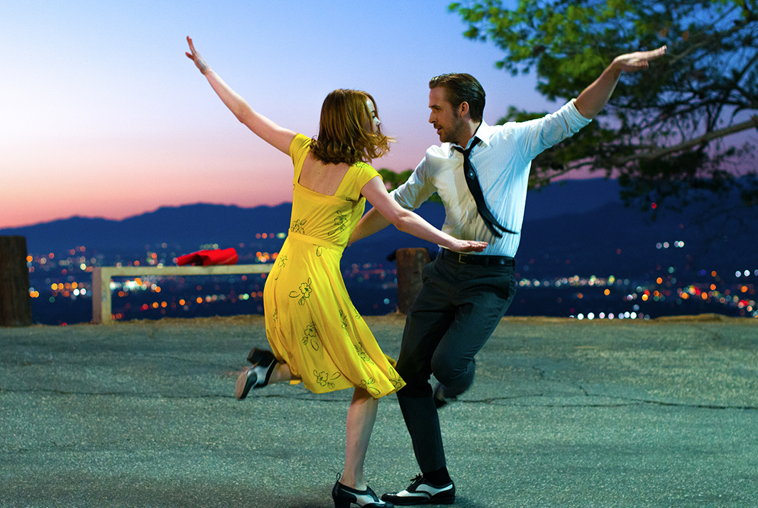 In LA LA LAND tanzen und träumen Mia (Emma Stone) und Sebastian (Ryan Gosling) von einem besseren Leben. Quelle: © 2017 STUDIOCANAL GmbH