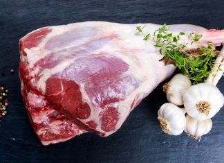 Rezeptvorschlag: Fit im Kopf mit Lammkeule auf Gemüse Unser Rezeptvorschlag für Sie - Lammkeule auf Gemüse! Quelle: Shutterstock.com