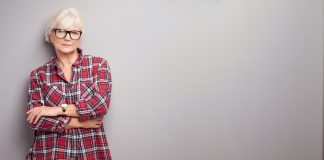 Herbstliche Modetrends für Frauen im besten Alter Auch Karomuster bleiben weiterhin im Trend. Bildquelle: © Shutterstock.com