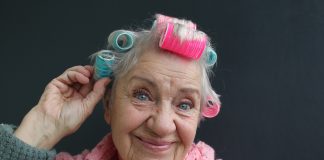 Dein Haar ist dir gegeben, warum lässt du es nicht leben? Rapunzel lass Dein Haar herab! Haare sind ein wichtigesAusdruckmittel der eigenen Persönlichkeit. Quelle: Shutterstock.com