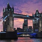 Die bekannte Tower Bridge bei Nacht.	– Pixabay.de