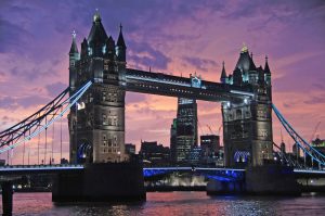 Die bekannte Tower Bridge bei Nacht.- Pixabay.de