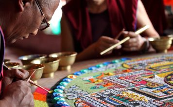 Mandalas – die Magie der Geometrie Das Mandala entsteht in kompletter Handarbeit. Quelle: Shutterstock.com
