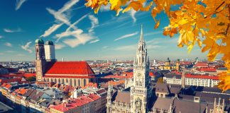 Immer eine Reise wert: München – Großstadt mit Flair Blick auf München - Shutterstock.com