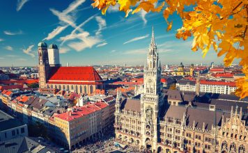 Immer eine Reise wert: München – Großstadt mit Flair Blick auf München - Shutterstock.com
