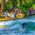 Surfen auf der Isar in München – pavel dukek/Shutterstock.com