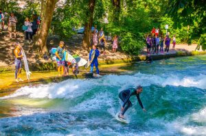 Surfen auf der Isar in München - pavel dukek/Shutterstock.com