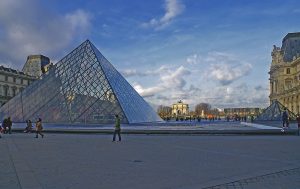 Kunst und Kultur der Extraklasse gibt es im Louvre. Quelle: Pixabay.com