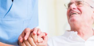 Wie medizinische Behandlungspflege den Alltag erleichtern kann Die medizinische Behandlungspflege ist eine wertvolle Unterstützung im Pflegealltag. Bildquelle: © Shutterstock.com