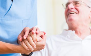 Pflegeversicherung: Welche Veränderung gibt es in 2017? Die medizinische Behandlungspflege ist eine wertvolle Unterstützung im Pflegealltag. Bildquelle: © Shutterstock.com