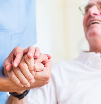 Pflegeversicherung: Welche Veränderung gibt es in 2017? Die medizinische Behandlungspflege ist eine wertvolle Unterstützung im Pflegealltag. Bildquelle: © Shutterstock.com