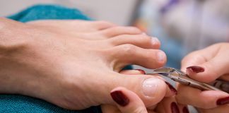 Soweit die Füße tragen: Was ist Podologie? Oft vernachlässigt, freuen sich unsere Füße ganz besonders, wenn sie gut gepflegt und versorgt werden. Bildquelle: © Shutterstock.com