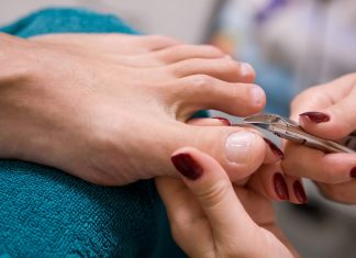 Soweit die Füße tragen: Was ist Podologie? Oft vernachlässigt, freuen sich unsere Füße ganz besonders, wenn sie gut gepflegt und versorgt werden. Bildquelle: © Shutterstock.com