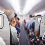 Reisen mit dem Flugzeug ist für Manchen aufgrund der Enge beschwerlich. Quelle: Shutterstock.com