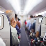 Reisen mit dem Flugzeug ist für Manchen aufgrund der Enge beschwerlich. Quelle: Shutterstock.com