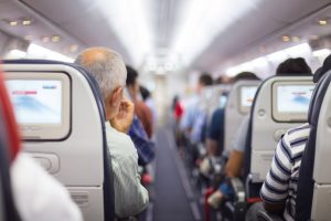 Reisen mit dem Flugzeug ist für Manchen aufgrund der Enge beschwerlich. Quelle: Shutterstock.com