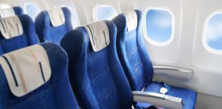 Premium Economy – Günstiger Komfort im Flugzeug? Erweiterte Beinfreiheit in der Premium Economy. Quelle: Shutterstock.com