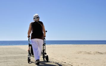 Mit dem Rollator unterwegs: So gelingt der sichere Einsatz Fest im Griff die Welt erobern. Bildquelle: © Shutterstock.com