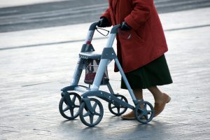 Es ist an der Zeit den Rollator absolut salonfähig zu machen! Quelle: Shutterstock.com