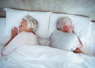 Genau richtig: So passt sich die Schlafzimmeratmosphäre Ihren Wärmebedürfnissen an Ob gemeinsam oder jeder in seinem eigenen Zimmer, das Bett sollte unbedingt gut ausgesucht sein. Bildquelle: © Shutterstock.com