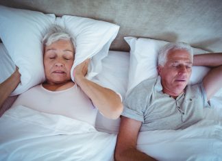 Behandlung von Schlafapnoe Schlafapnoe beeinträchtigt nicht nur die eigene Gesundheit, sondern auch die des Partners. Bildquelle: © Shutterstock.com